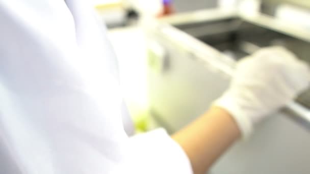 Científica Femenina Trabajando Laboratorio — Vídeo de stock