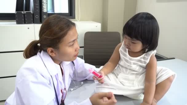 アジアの医師使用して聴診器で呼吸と素敵な女の子の心を確認します — ストック動画