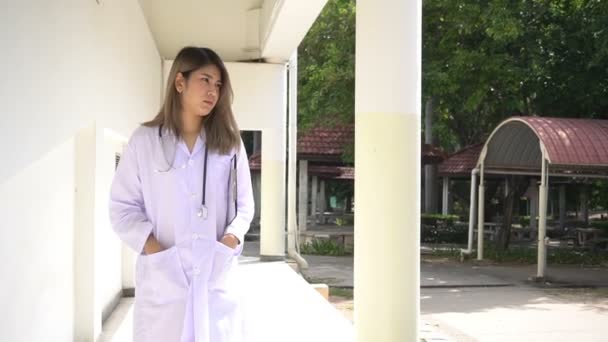 Pandangan Dokter Wanita Muda Dengan Stetoskop Berdiri Luar Ruangan — Stok Video