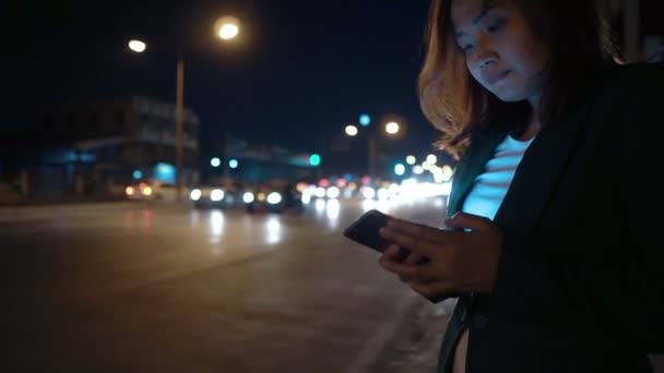 Wanita Menggunakan Smartphone Saat Berdiri Pinggir Jalan — Stok Video