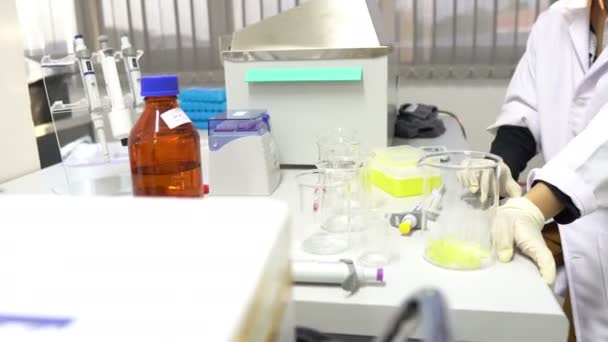 Scienziata Che Lavora Laboratorio — Video Stock