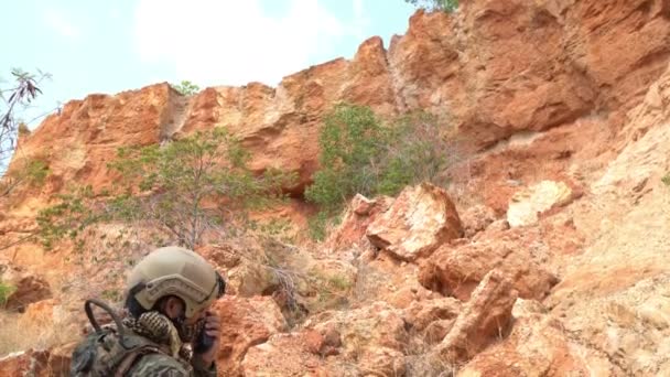 Στρατιώτης Ειδικών Δυνάμεων Πόλεμο Στην Έρημο Κατά Διάρκεια Στρατιωτικής Επιχείρησης — Αρχείο Βίντεο