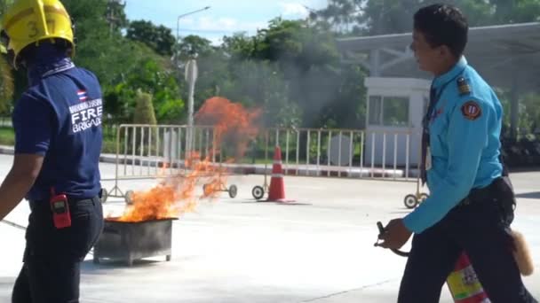 Thailand September 2019 Brandweertraining Door Een Brandweerman Die Voorzichtig Bij — Stockvideo