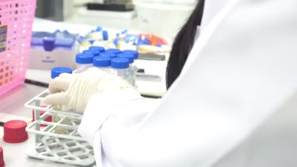 Laboratuvarda Çalışan Asyalı Bilim Adamına Yakın Çekim Deneyin Sonuçlarını Araştıran — Stok video