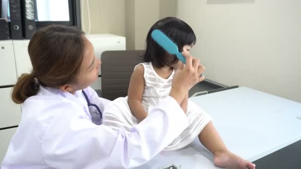 Азиатский Врач Используя Стетоскоп Проверить Дыхание Сердце Прекрасной Девушки — стоковое видео