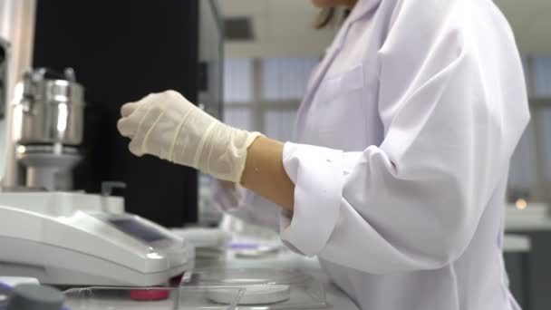 Científica Femenina Trabajando Laboratorio — Vídeos de Stock