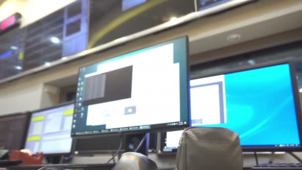 在控制室工作的工程师 安装控制程序 维修系统 泰国人 检查系统安全问题 — 图库视频影像