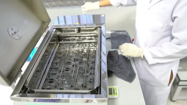 Scienziata Che Lavora Laboratorio — Video Stock