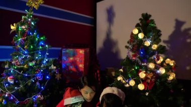 Noel ağacının yanında çocuklu mutlu bir anne, mutlu tatiller.