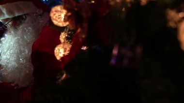 Noel Baba Noel ağacının yanında çelenk okuyan çocuk, mutlu bayramlar.