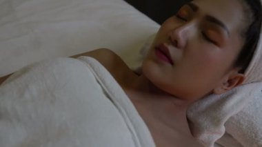 Asyalı güzel kadın kaplıcada dinleniyor. 