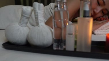 Asyalı güzel kadın kaplıcada dinleniyor. 