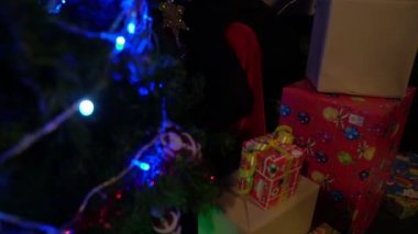 Noel Baba Noel ağacının yanında çelenk okuyan çocuk, mutlu bayramlar.