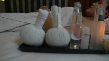 Asyalı güzel kadın kaplıcada dinleniyor. 