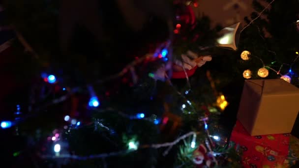 Santa Lectura Cwith Niño Cerca Del Árbol Navidad Con Guirnalda — Vídeos de Stock