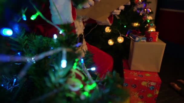 Carta Lectura Santa Cerca Del Árbol Navidad Con Guirnalda Feliz — Vídeos de Stock