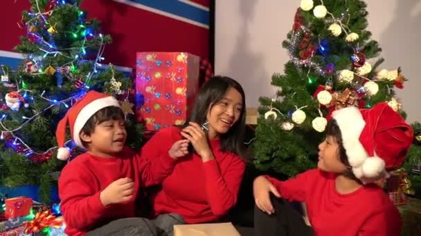 クリスマスツリーの近くの子供たちと幸せな母親 幸せな休日のコンセプト — ストック動画