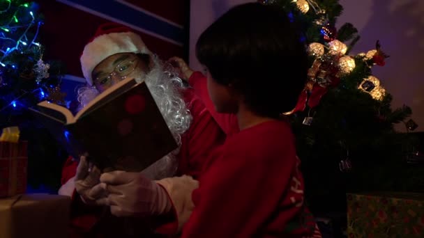 Santa Czytania Cwith Dziecko Pobliżu Choinki Girlandy Szczęśliwy Pomysł Wakacje — Wideo stockowe