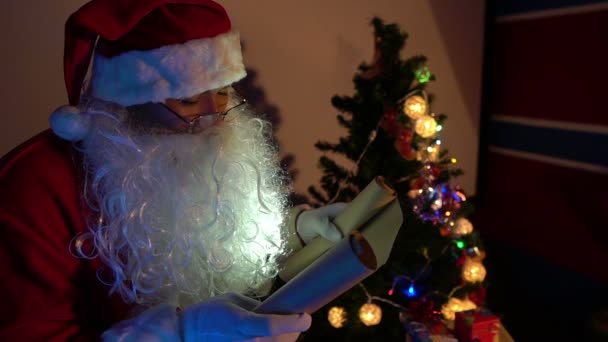 Carta Lectura Santa Cerca Del Árbol Navidad Con Guirnalda Feliz — Vídeo de stock