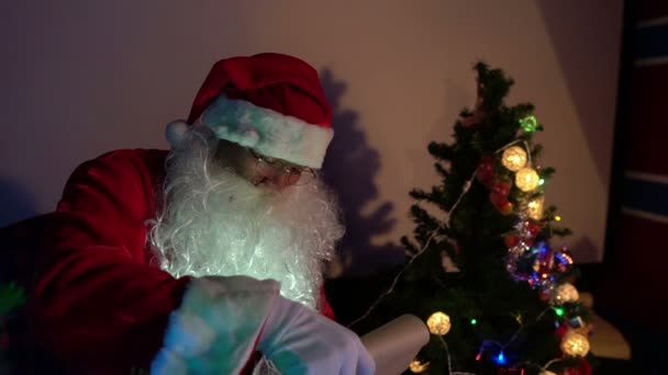 Carta Lectura Santa Cerca Del Árbol Navidad Con Guirnalda Feliz — Vídeos de Stock