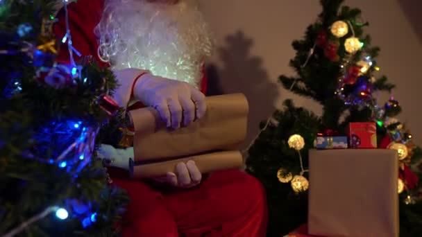 Carta Lectura Santa Cerca Del Árbol Navidad Con Guirnalda Feliz — Vídeo de stock