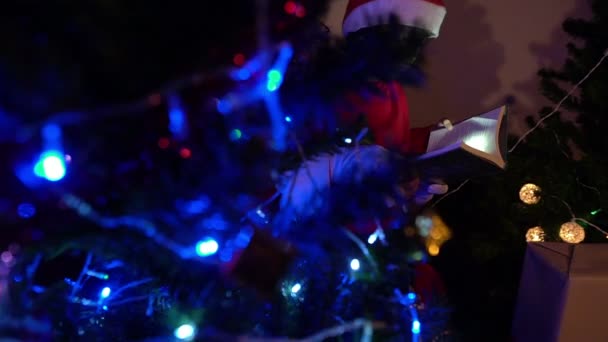 Papai Noel Cwith Criança Perto Árvore Natal Com Guirlanda Conceito — Vídeo de Stock