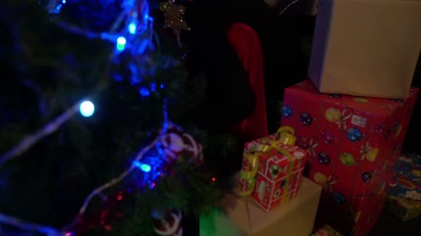 Santa Lectura Cwith Niño Cerca Del Árbol Navidad Con Guirnalda — Vídeos de Stock