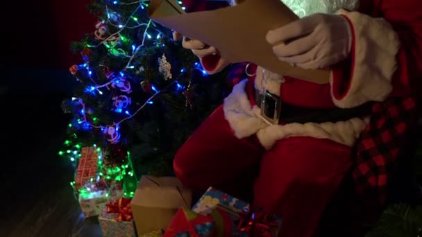 Санта Читаючи Листа Біля Різдвяного Дерева Садком Втішна Ідея Свят — стокове відео