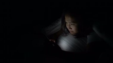 Asyalı kadın gece yatakta akıllı telefon çalar, Taylandlılar...