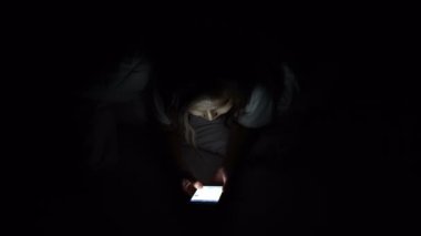 Asyalı kadın gece yatakta akıllı telefon çalar, Taylandlılar...