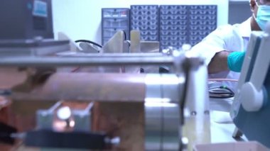 Erkek mühendis görüşü donanım ve elektronik konsepti test ediyor 