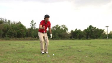 Parlak yaz gününde golf oynayan Asyalı golfçü, spor konsepti