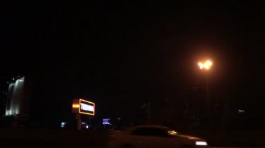 Arka planda bulanık şehir ışıkları var. 