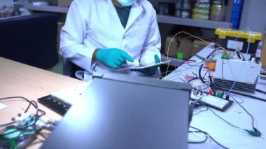 Erkek mühendis görüşü donanım ve elektronik konsepti test ediyor 