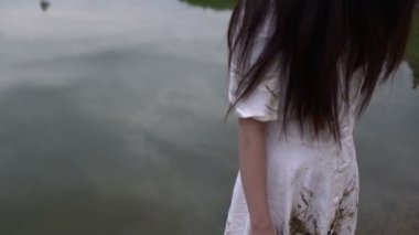 Bataklıktaki, korku sahnesindeki, korkunç geçmişindeki Asyalı kadın makyajı.