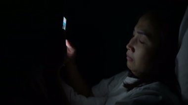 Asyalı kadın gece yatakta akıllı telefon çalar, Taylandlılar...