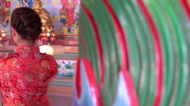 Mutlu Çin yeni yılı. Geleneksel Cheongsam kıyafetleri giyen Asyalı kadın. 