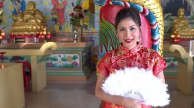 Mutlu Çin yeni yılı. Geleneksel Cheongsam kıyafetleri giyen Asyalı kadın. 