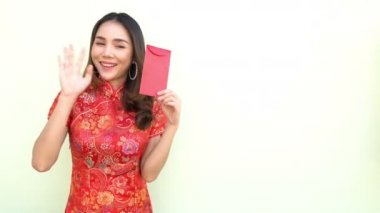 Mutlu Çin yeni yılı. Geleneksel Cheongsam kıyafetleri giyen Asyalı kadın. 