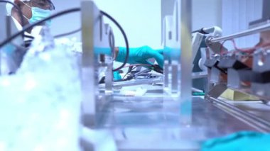 Erkek mühendis görüşü donanım ve elektronik konsepti test ediyor 