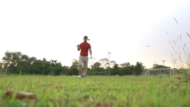 Азиатский Гольфист Играет Гольф Яркий Летний День Спортивная Концепция — стоковое видео