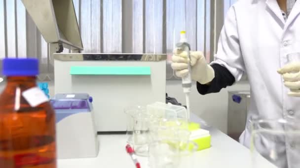 Close Cientista Sexo Feminino Que Trabalha Laboratório — Vídeo de Stock