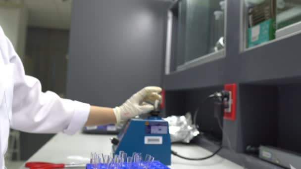 Close Cientista Sexo Feminino Que Trabalha Laboratório — Vídeo de Stock