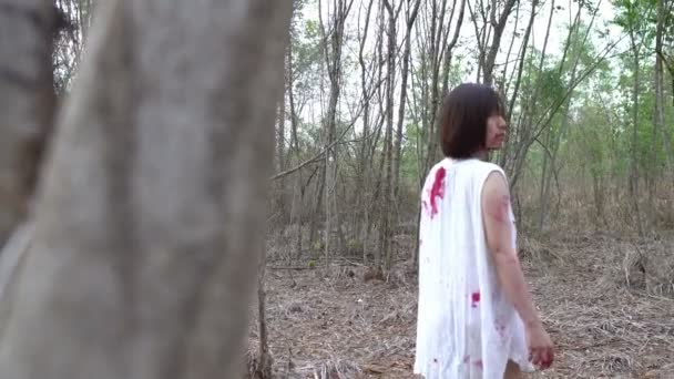 Ασιάτισσα Γυναίκα Ζόμπι Μακιγιάζ Και Αίμα Λευκό Φόρεμα Σκηνή Τρόμου — Αρχείο Βίντεο