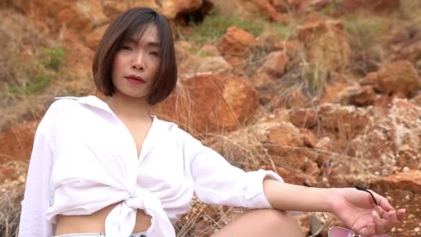 Mooie Thaise Vrouw Poseren Woestijn — Stockvideo