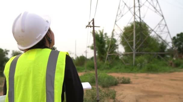 Pohled Ženského Inženýra Pracujícího Blízkosti Elektrárny — Stock video