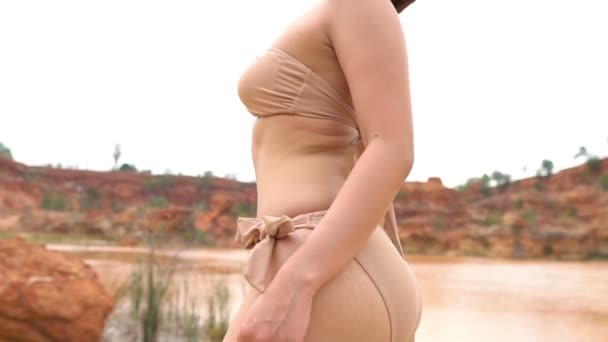 美しいタイ人女性ポーズで砂漠 — ストック動画