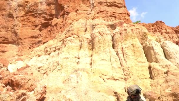 Soldado Fuerzas Especiales Desierto Durante Operación Militar Tema Guerra — Vídeo de stock