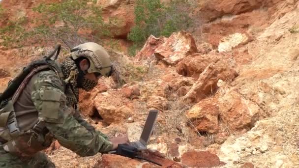 Soldado Fuerzas Especiales Desierto Durante Operación Militar Tema Guerra — Vídeo de stock