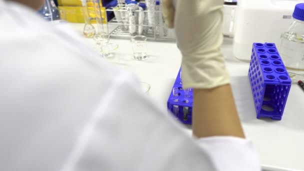 Close Cientista Sexo Feminino Que Trabalha Laboratório — Vídeo de Stock